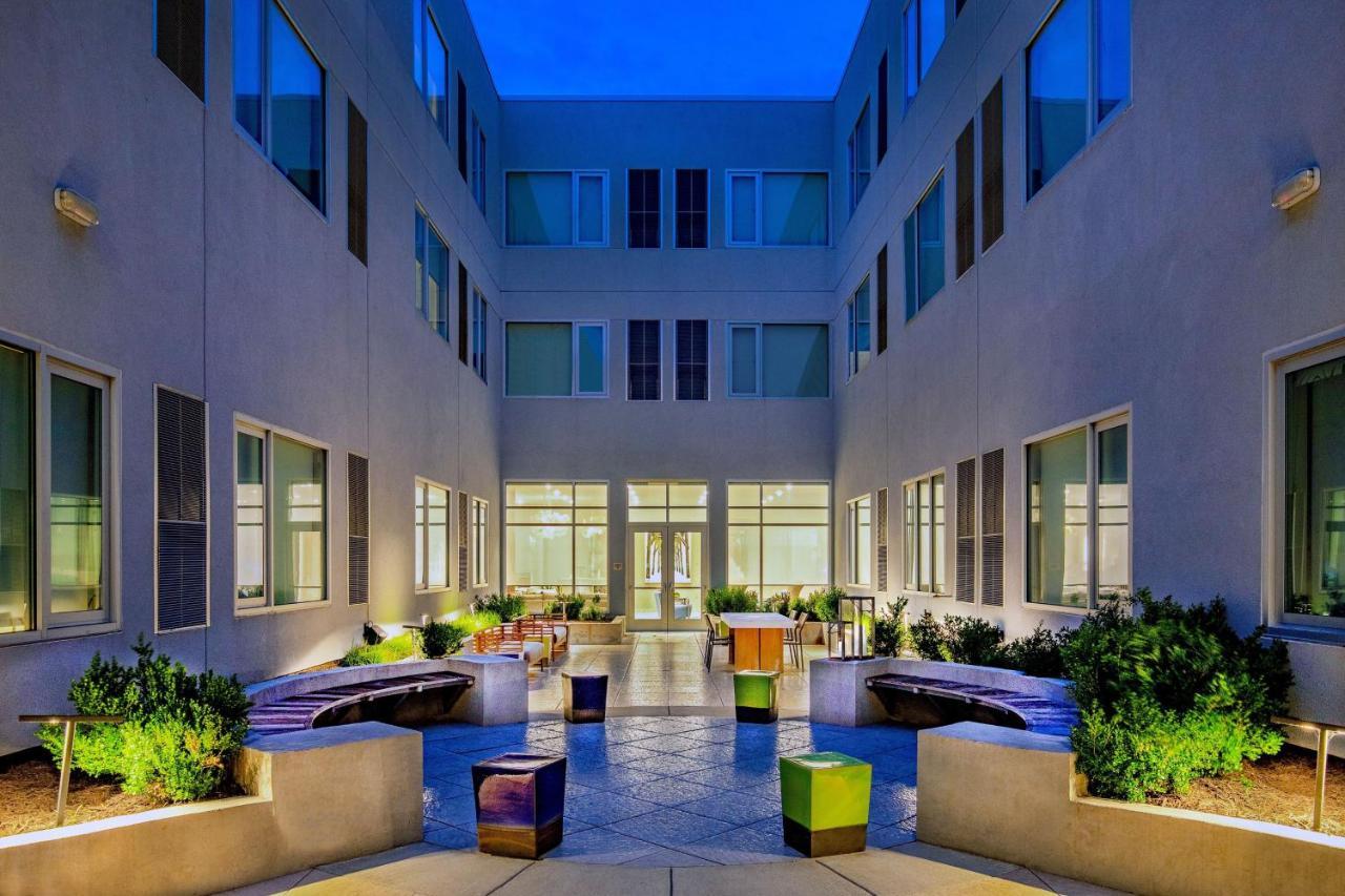 Element Hampton Peninsula Town Center Hotel Eksteriør billede